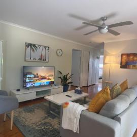 Spacious 4-Bedroom house in a shared property, hotel in Harristown