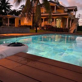 Logement Ghenoah, hotel in Petit-Canal