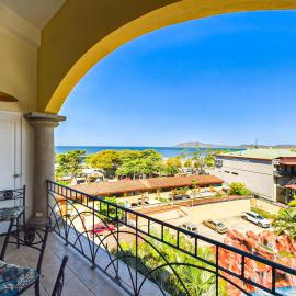Sunrise 4-Beautiful 3Br Penthouse Condo