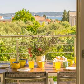 Apartments Villa Ornamenta - 5min to beach - free parking, hotel in Kaštela