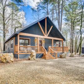 Broken Bow Cabin w/ Hot Tub ~ 5 Mi to State Park!, hotel in Broken Bow