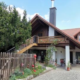 Studio und Apartment auf dem Pferdehof، فندق في Burgpreppach