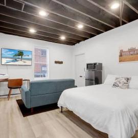 Housepitality - The Reichstag Suite - Modern