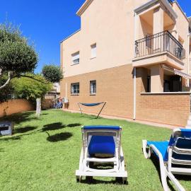 Adosado con jardín en los Xalets de Salou، فندق في سالو
