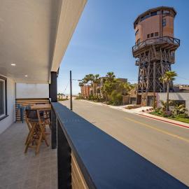 Brand New Home by the Beach & Historic Sunset Water Tower, хотел в Сънсет Бийч