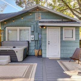 Modern-Boho Bradenton Bungalow w/ Private Hot Tub! โรงแรมในแบรเดนตัน