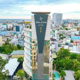 Hoa Binh 1 Hotel، فندق في لونج زوين