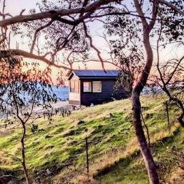 Kyneton Tiny House - Tiny Stays, hotel in Metcalfe