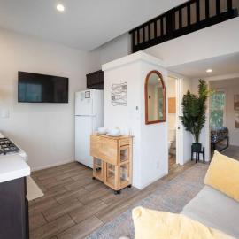 Coastal Tiny House 2 Queen Beds low loft、サンルイス・オビスポのホテル