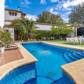 Casa de Amigos La Latina con piscina, chimenea y barbacoa, khách sạn ở Illora