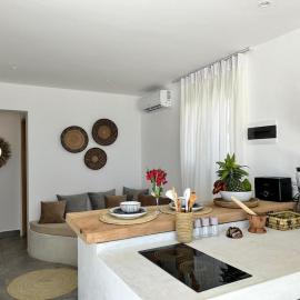 Beachfront White Pearl Suite ZanzibarHouses, hotel in Gulioni