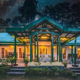 StayVista at Rose Cottage - Bonfire & Scenic View, хотел в Шимла