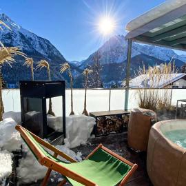 Ferienwohnung Chasa Splerin mit Whirlpool auf Terrasse โรงแรมในชกูอล