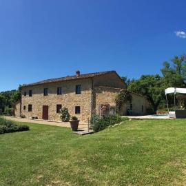 Panoramic view from stone Apartment- Pool and A/C, hotel u gradu 'Montevarchi'