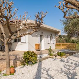 Olivia House -BY APOKORNAS VILLAS、Káïnaのホテル