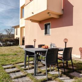 GuestHost - Equestrian Apt With Private Parking, hotel v destinaci Battifolle