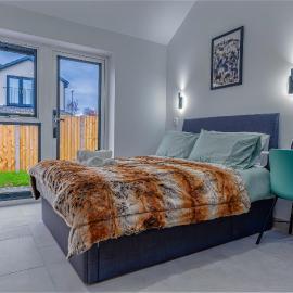Cosy single storey bungalow with garden, parking, hotel in Bristol