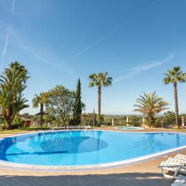 Host Wise - Deluxe Spacious House with Terrace & Jacuzzi, hotel in Portimão