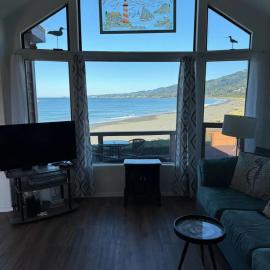 Oceanfront Cabin 4 with Jacuzzi Pet Friendly, hotel a Smith River