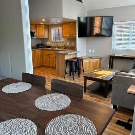 Private Cabin 21 with Jacuzzi Pet Friendly, hotel a Smith River