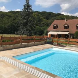 La Bétamotte: Maison entière avec piscine dans le parc du Morvan, Hotel in La Motte-Ternant