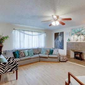 Near Airport & Dtwn: Breezy Fresno Home!, hotel a Fresno