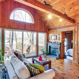 Lakefront 'Treehouse Sanctuary' w/ Pool Access!, Hotel in Athens