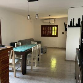 Cómodo departamento en Colón (B) con parrilla、ブエノスアイレス州コロンのホテル