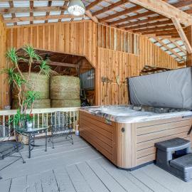 Converted Barn Couple's Oasis Near Tallulah Gorge – hotel w mieście Clarkesville