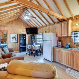 Cozy Dillard Cabin w/ Mountain Views & Pool Access, hotel in Dillard