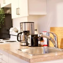 Cozy Studio Downtown Parking Coffee Location, hotel en Moose Jaw
