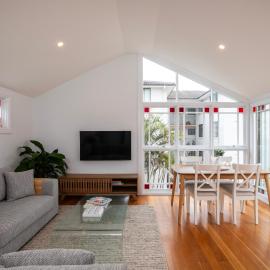 Seaside apartment, 100m to beach, hotel in Narrabeen