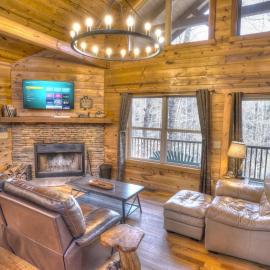 Luxury Cabin Sleeps 8 with creekside fire pit near Helen GA, hotel in Cleveland