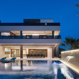 Viesnīca Malibu Royal - Luxury villa with pool & spa Virā