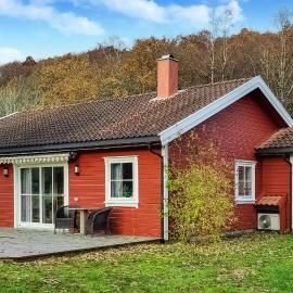 4 Bedroom Awesome Home In Lyngdal, Hotel in Lyngdal