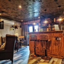 The Pub - Unique & Authentic Experience - Free Parking!, 5 minutes from Airbus and The Mall Cribbs، فندق في بريستول