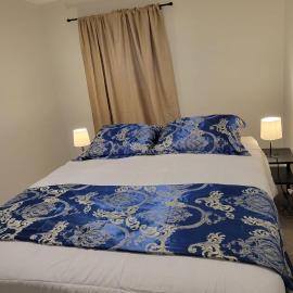 Private Family Hideaway or Business Travel in Edmonton - 2 Bedroom Apartment, hotel in Edmonton