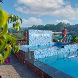 Berry Fresh Stays Mahabaleshwar With Pool, hotel in Mahabaleshwar
