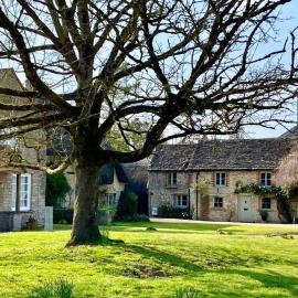 Luxury Cottage Dog friendly with Hot Tub, hotel a Fairford