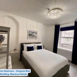 OCEAN ESCAPE 200m From the Sea, High Spec Town Centre Entire Flat, 3 Bedrooms, TVs All Rooms, hotel in Porthcawl
