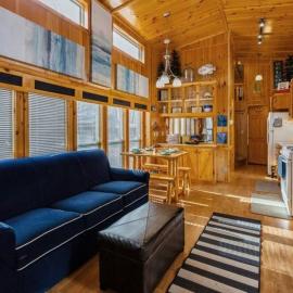 Knotty but Nice-sleeps 6-one minute to lake!, hotell i Three Oaks