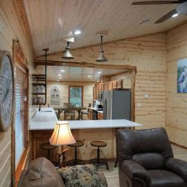 Toledo Queen Lakefront Custom 4 BR Home, Boathouse, hotel in Alliance
