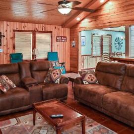 Cozy lakefront cabin with boat house and ramp on T, hotel in Alliance