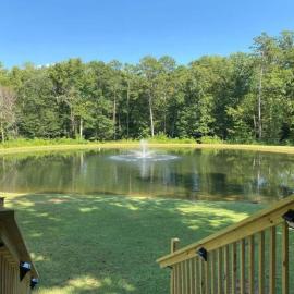 Serene 1BR Cabin near NC Z00 with Loft & Waterview, hotel din Asheboro