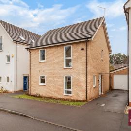 Bracknell - 4 Bed House - Garden