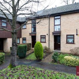 Knaphill Woking - 2 Bedroom House - With Garden, hotel a Brookwood