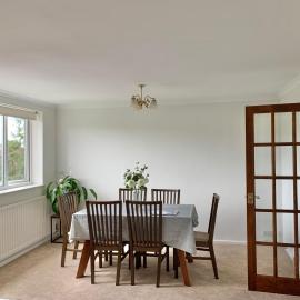 Town Centre, top floor 2 bed apartment with parking