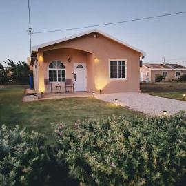 Gated Cozy Urban Luxe Retreat – hotel w mieście Portmore