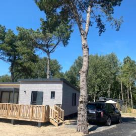 Cottage climatisé avec piscine à 300m de la plage, hotel in Jullouville-les-Pins