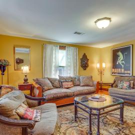 2 Mi to UA: Central Fayetteville Home w/ Patios, hotel v destinácii Fayetteville
